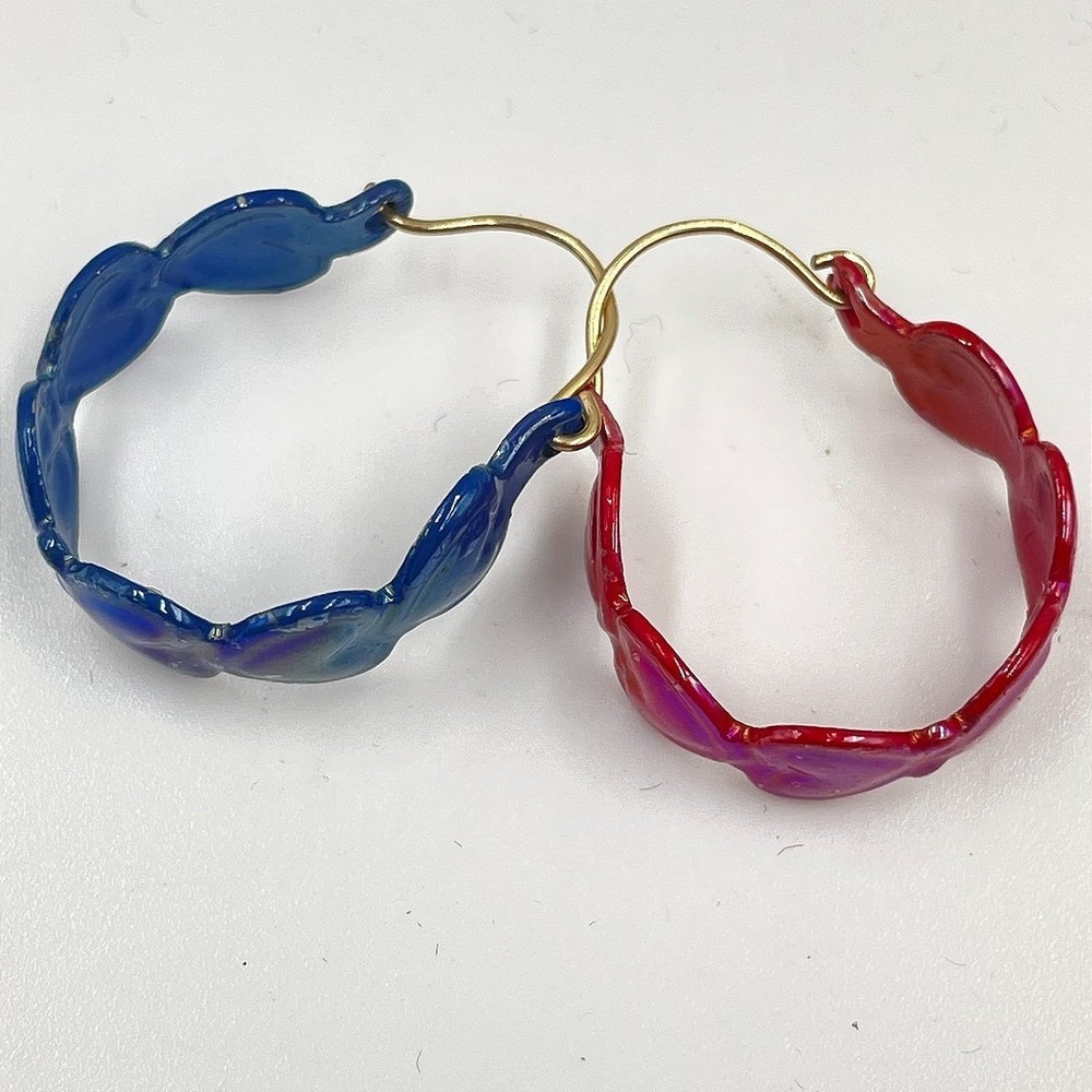 Vintage Y2K Gold-Tone Blue Red Iridescent Enamel Heart-Patterned Hoop Earrings